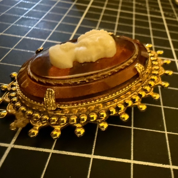Elegant Gold and Brown Cameo Brooch - Picture 2 of 10